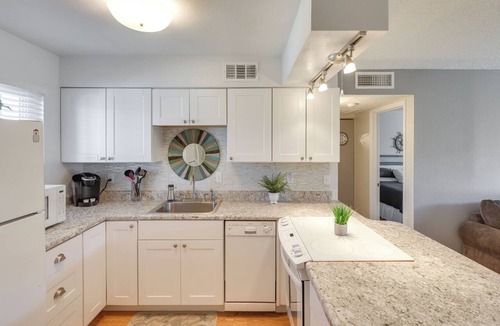 Lake Havasu City Condo | Walk to Lake, Dining & Shops: Lake Havasu Condo
