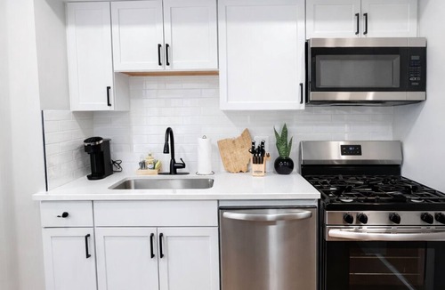 Lakewood House | Walk to Lakewood Dining Near Edgewater Beach 10min to Downtown
