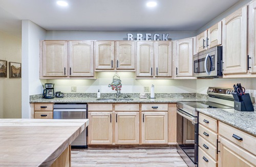 Peak 9 Condo | Walk to Lifts! 'SnowDogs' Breck Condo w/Fireplace