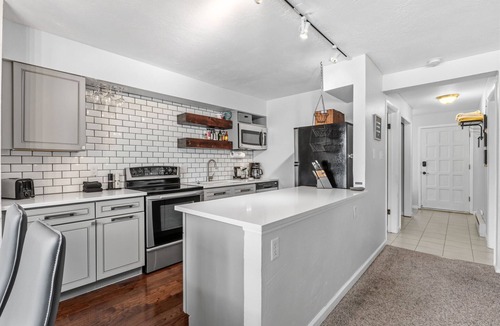 Warrior's Mark Condo | Walk to Main St | Pool & Hot Tub
