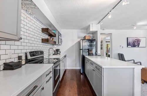 Warrior's Mark Condo | Walk to Main St | Pool & Hot Tub