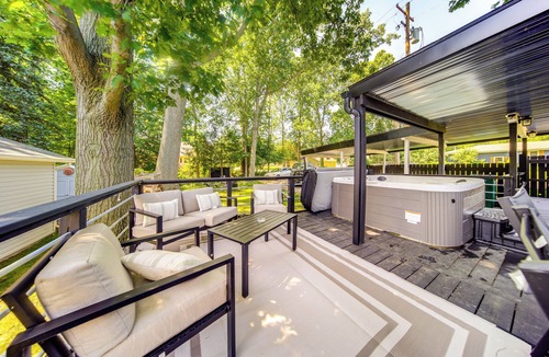 Mentor House | Walk to Marina: Home w/Hot Tub in Mentor!