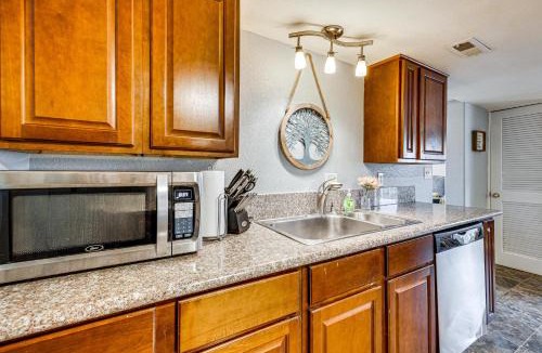 Palmer Lake House | Walk to Park, Trails & Pub! Palmer Lake Cottage