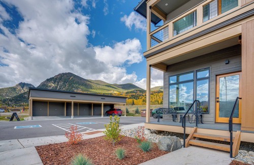 Frisco Apartment | Walk to Ski Shuttles & Stores! Modern Frisco Unit