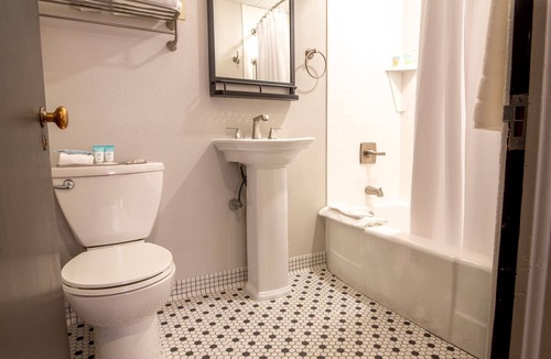 Glenwood Springs Hotel | Walkable Boutique Hotel Near Museums, Dining, Shopping & Downtown Attractions