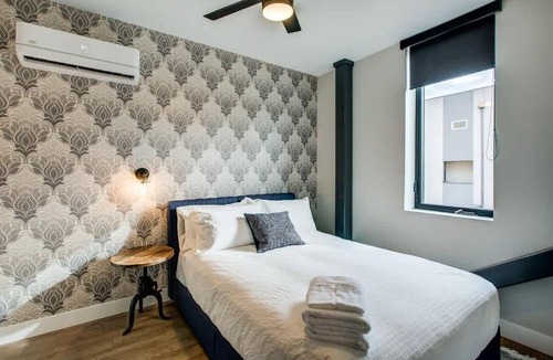 Berkeley Apartment | Walkable Urban Tennyson St Apt - Steps to Eats