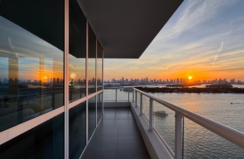 West Avenue Condo | Waterfront Luxury: South Beach 2Bed/2Bath Boutique Condo, Panoramic Views