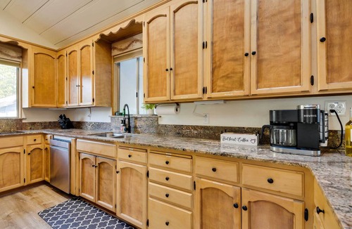 Mariposa Cottage | Waterfront Mariposa Vacation Rental w/Hot Tub