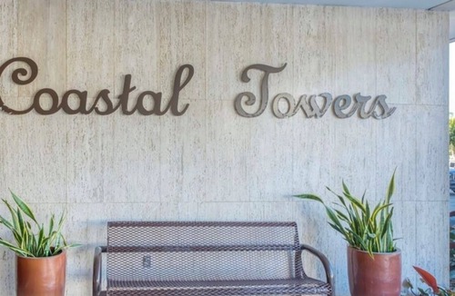 Sunny Isles Beach Apartment | Waterfront views ,Cozy 1-bedroom apartment in charming Sunny Isles Beach with AC
