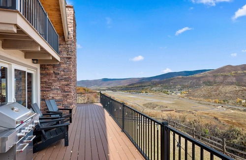 Aspen House | Welcoming 4-bedroom house with hot tub in Aspen