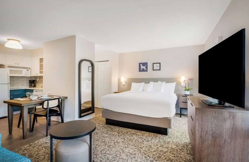 Acres Green Hotel | Welcoming Solo Retreat with all You Need for a Relaxing Stay