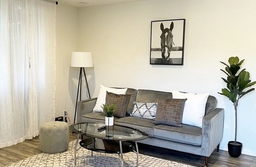 Tri-West Apartment | West Hollywood Chic Relaxing 2 Bedrooms on Melrose