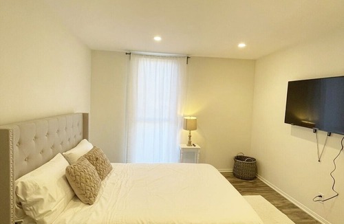 Tri-West Apartment | West Hollywood Chic Relaxing 2 Bedrooms on Melrose