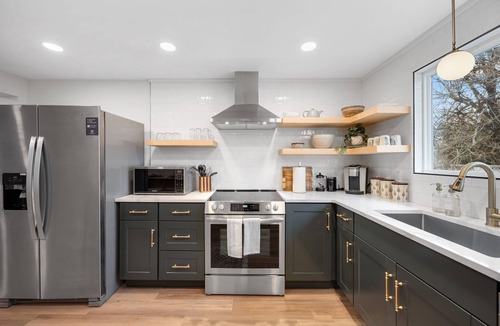 Berkley Apartment | Western Charm w/Premium Bedding & Quiet Street - minutes from Tennyson!