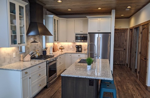 Florissant House | Whispering Pines - LUXURY Cabin-Hot Tub, Fireplace, Huge Deck, Pool Tbl, 6 Acres