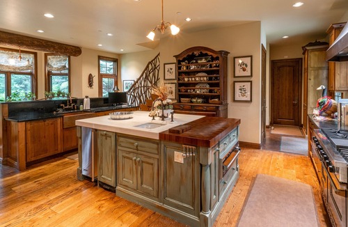 Aspen House | Wild Rose Lodge with Amazing Mountain Views