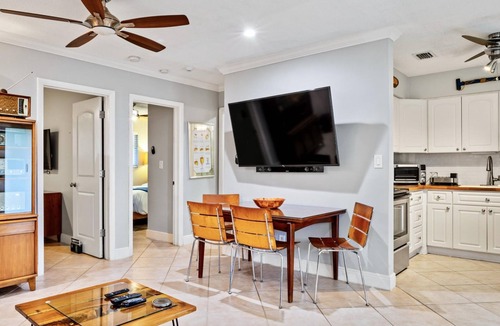 Wilton Manors Apartment | Wilton Manors 2BR Charm Walk to the Drive