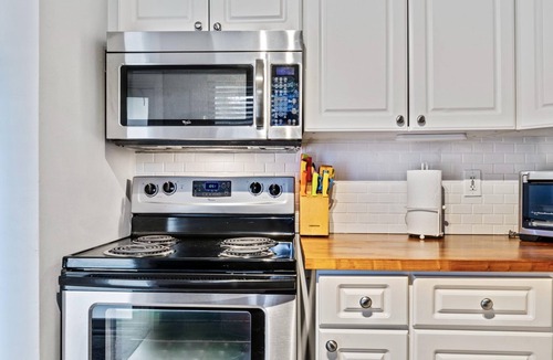 Wilton Manors Apartment | Wilton Manors 2BR Charm Walk to the Drive