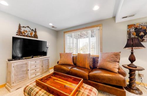 Carriage Hills House | Wonderful family cabin w/stunning views, free WiFi, & full kitchen - near trails