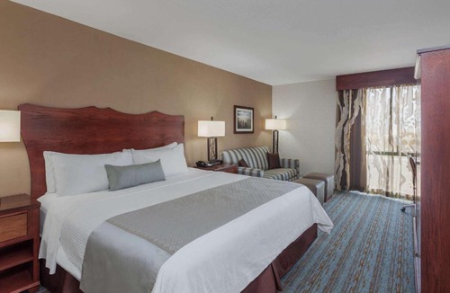 Visalia Hotel | Wyndham Visalia