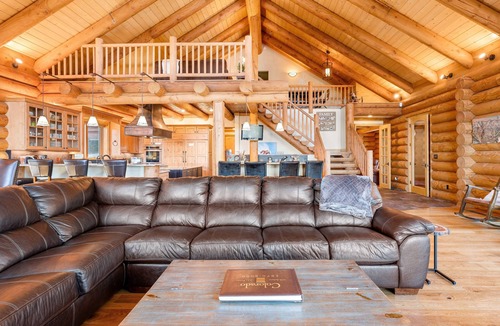 Breckenridge House | Year Round Perfection! Seasonal Creek, Wildlife.