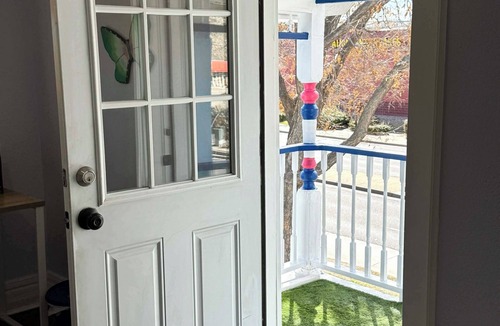 Jefferson Park House | Yellow Cozy 1-bedroom house in Denver