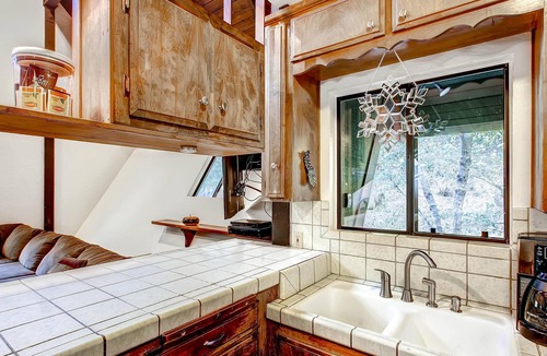 North Wawona House | Yosemite's Creekside Birdhouse