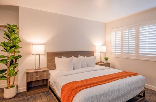 Moss Landing Hotel | Your Coastal Hideaway: King Room