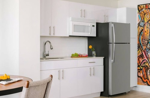 Downtown Hollywood Condo | Your Modern Retreat – 2BR with Pool & Gym