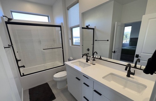 Bard House | Zen Oasis w/ fire pit 🔥 and movie theater 🎥 - 15 min from strip!