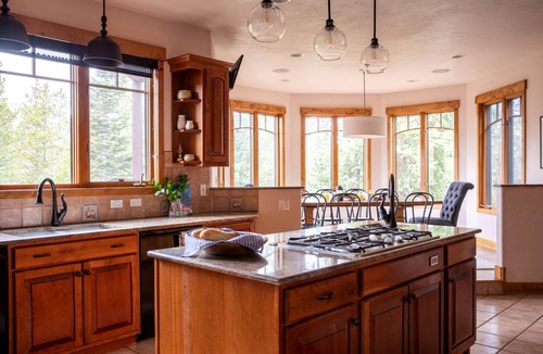 The Highlands Cabin | Zendo by AvantStay | Serene Mountain Abode w/Hot Tub & Views
