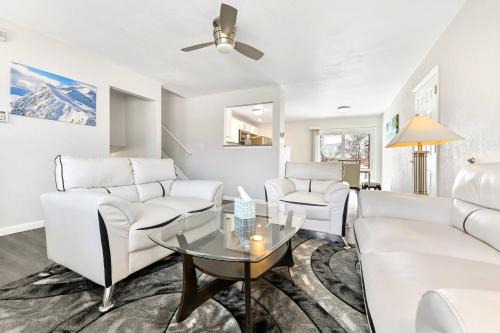 ᨒStylish 4BR | Movie Lounge | 10 min to Ft Carsonᨒ