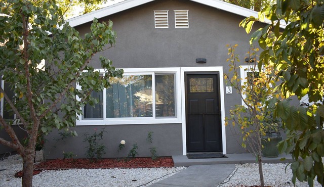 1-Bed/1-Bath guest house, Central AC, Wi-Fi, Parking/EV, in fabulous Los Angeles