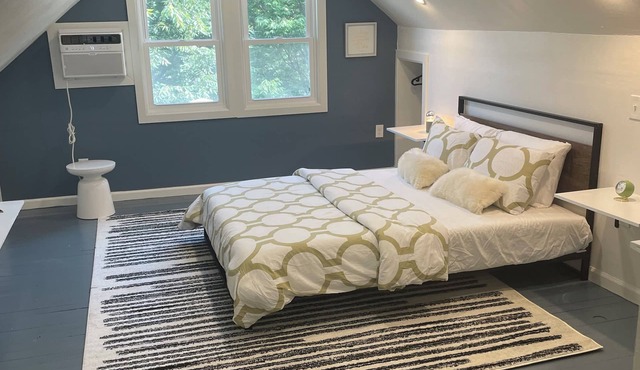1-bedroom apartment less than 20-mins drive to downtown, & the Cleveland Clinic