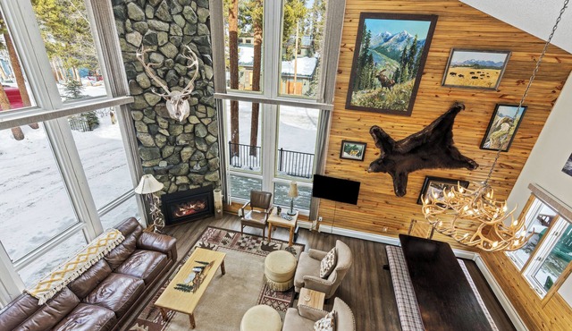 1 mi to town, bikable neighborhood, free shuttle route, 3 King beds