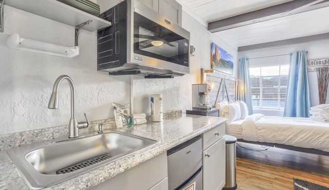 1BD Cozy Suiterestaurants & Hiking!dogs Welcome
