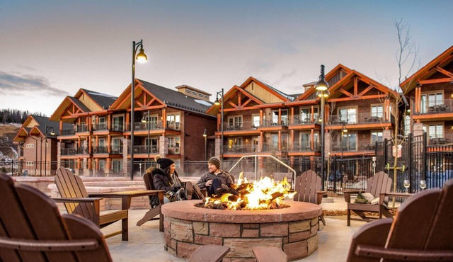 2-bedroom hotel suites in beautiful Breckenridge w/fitness room, AC, 3 hot tubs