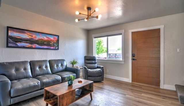 2 BR Townhome, Free WiFi, Parking & Laundry. Pets Welcome