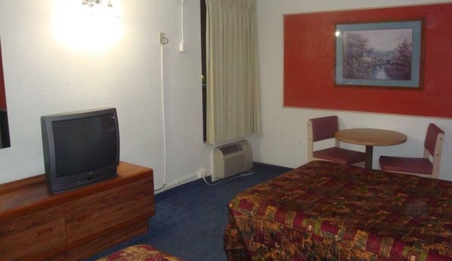 2 Charming Rooms Close to Windsor Beach - 3.1 miles away + Free Parking