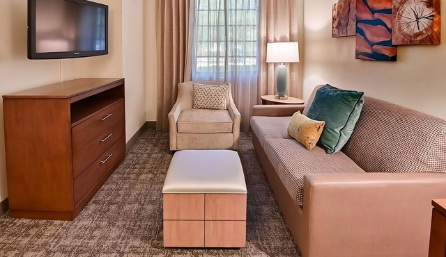 2 Comfortable Units, Outdoor Pool, Free Breakfast, Pets Are Welcome!