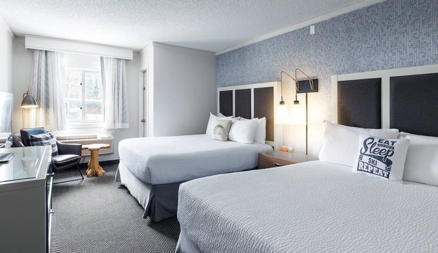 2 Pet-Friendly Retreats with Heated Pool, Near Steamboat Ski Resort - Parking