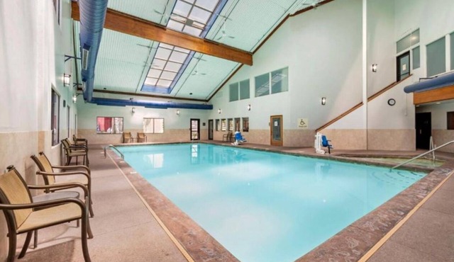 2 Pet-Friendly Standard King Rooms +Breakfast| Heated Pool |Brush Creek 1.6miles