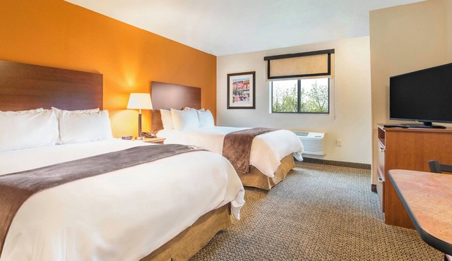 2 Quiet & Clean Rooms Ideal for Group Stay– Relax in Monaca