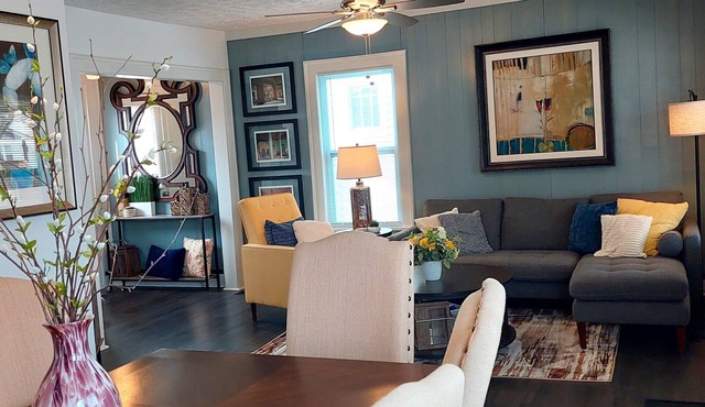 2 Story Home 3 bed/2 Full baths w/King Bed - 12 min from downtown & airport.