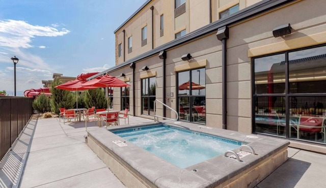 2 Suite Perfect for Family Fun and Relaxation with Indoor Pool & Breakfast