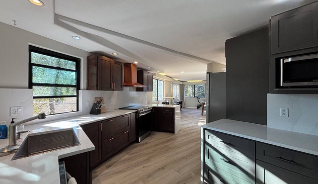 2067sqft 6-bed 3-bedroom 2.5-bath house prime location of Newbury Park with AC