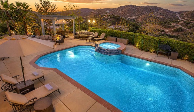 25% Off All July! -Pool, Jacuzzi, & Amazing Views