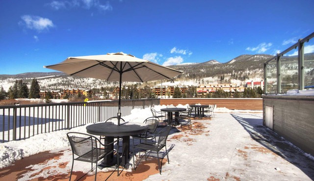 2759 Slopeside 1 Bedroom Condo by RedAwning