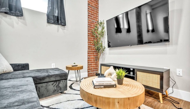 2Bed 1Bath Free Parking 10 Min to DT Gym