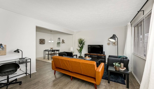 2BR Walk to Univ. Hospital/Garage/Long Stays